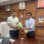 जनसंपर्क आयुक्त से मुलाकात कर प्रेस क्लब अध्यक्ष ने किया औपचारिक आमंत्रण